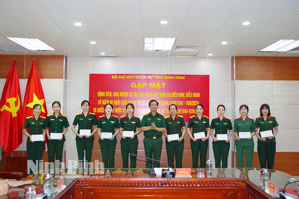 Lãnh đạo Bộ CHQS tỉnh tặng quà động viên các nữ quân nhân tham gia khối diễu binh, diễu hành kỷ niệm 80 năm Cách mạng tháng Tám và Quốc khánh 2/9.