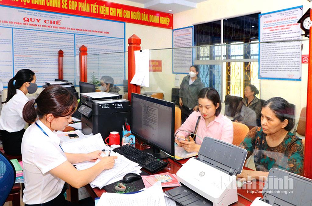 Cán bộ tại Bộ phận Tiếp nhận và trả kết quả UBND thị trấn Phát Diệm (Kim Sơn) giải quyết thủ tục hành chính phục vụ người dân. Ảnh: Đức Lam