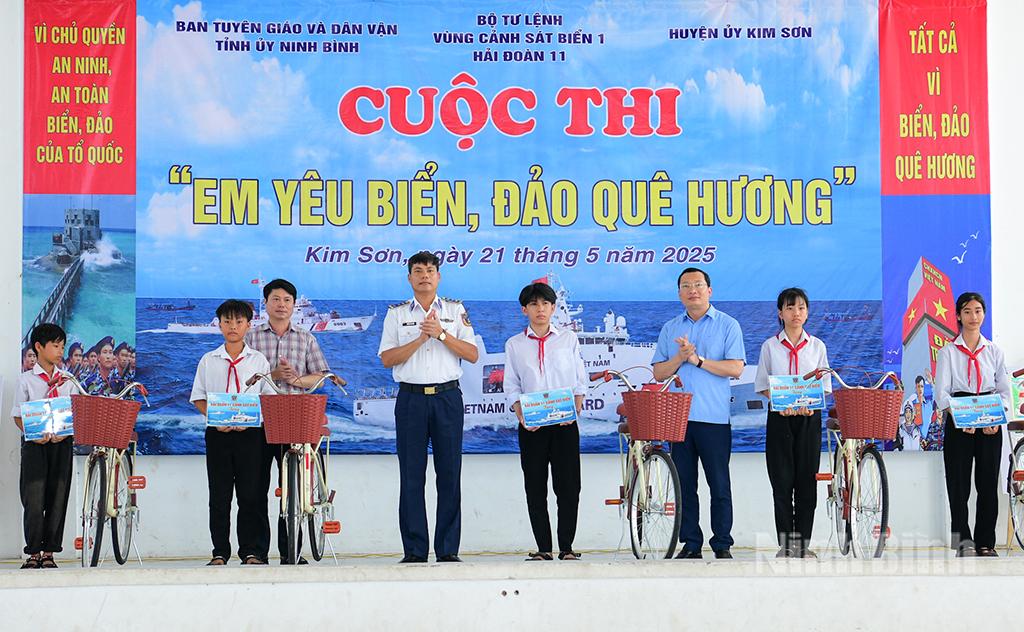 Lãnh đạo Ban Tuyên giáo và Dân vận Tỉnh ủy, Hải đoàn 11 (Bộ Tư lệnh Vùng cảnh sát biển 1) tặng xe đạp cho học sinh vượt khó vươn lên học giỏi của Trường THCS Kim Trung và Trường THCS Đông Hải.