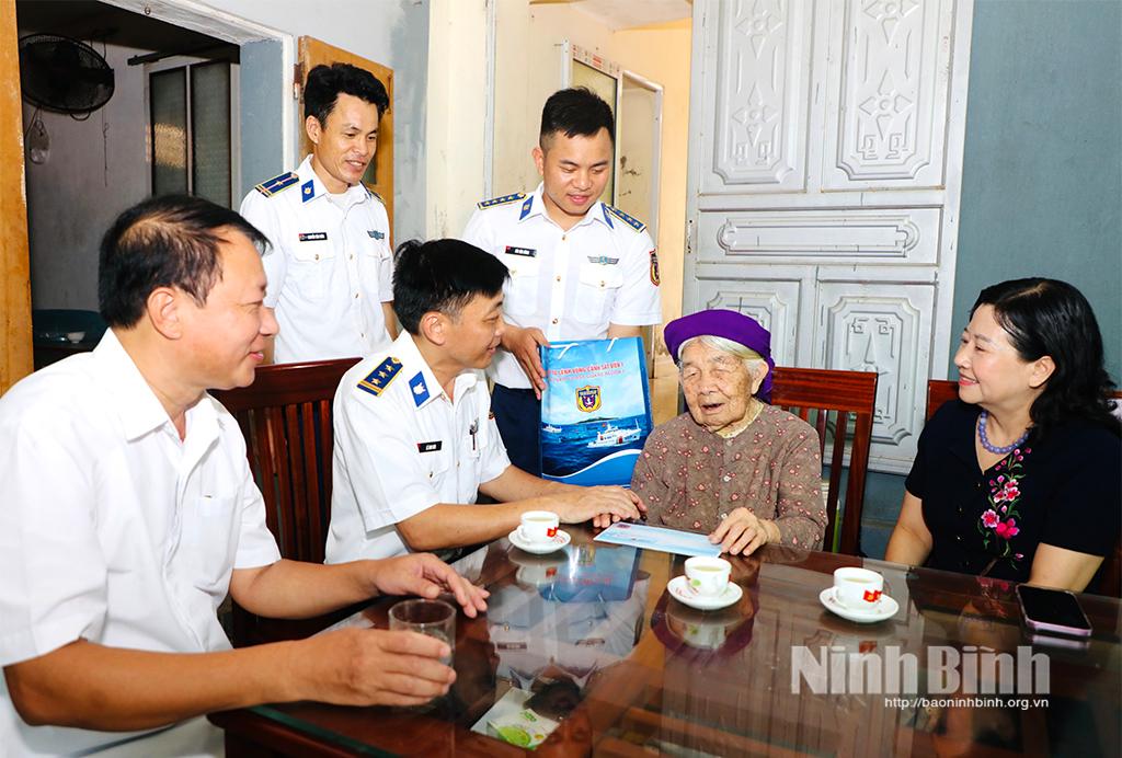 Đồng chí Trưởng Ban Tuyên giáo và Dân vận Tỉnh ủy Bùi Mai Hoa; lãnh đạo Hải đoàn 11, lãnh đạo huyện Yên Mô thăm hỏi, tặng quà Mẹ Việt Nam Anh hùng Đoàn Thị Cúc tại thôn Từ Đường, xã Yên Thái.