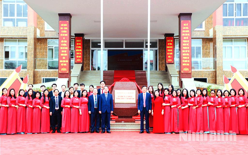 Các đồng chí lãnh đạo tỉnh dự Lễ khánh thành Trường Chính trị tỉnh Ninh Bình. Ảnh: Đức Lam