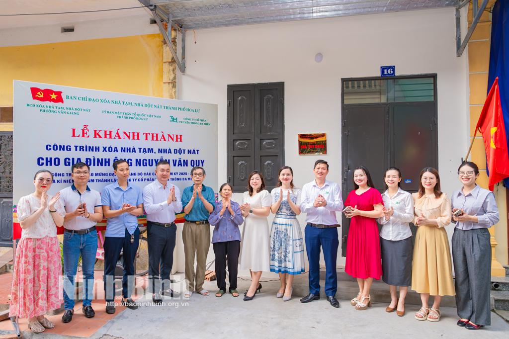 Đại diện Ủy ban MTTQ Việt Nam thành phố Hoa Lư, chính quyền địa phương và nhà tài trợ dự lễ khánh thành nhà tình nghĩa cho gia đình ông Nguyễn Văn Quy ở tổ dân phố Tây Sơn 1, phường Vân Giang.