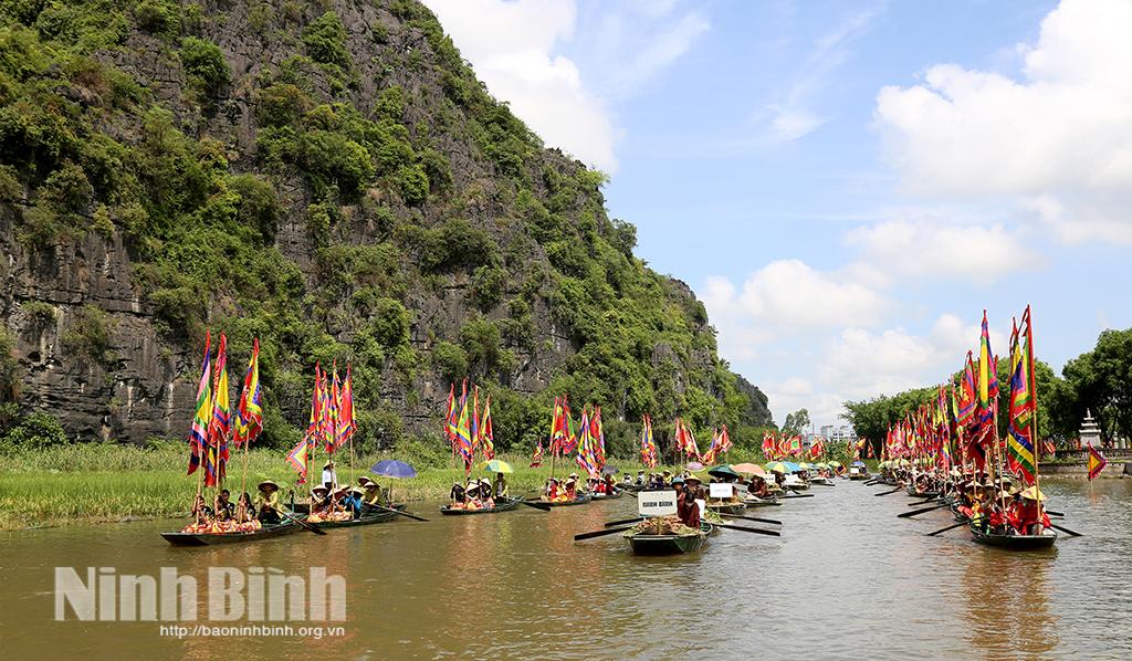 Nghi lễ rước rước các sản vật đặc trưng của các vùng miền trên sông Ngô Đồng.
