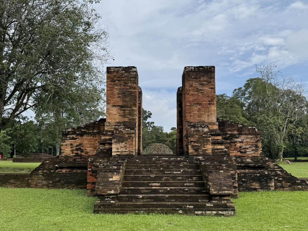 Cổng vào đền Keraton trong khuôn viên đền Muarajambi. Ảnh: TTXVN