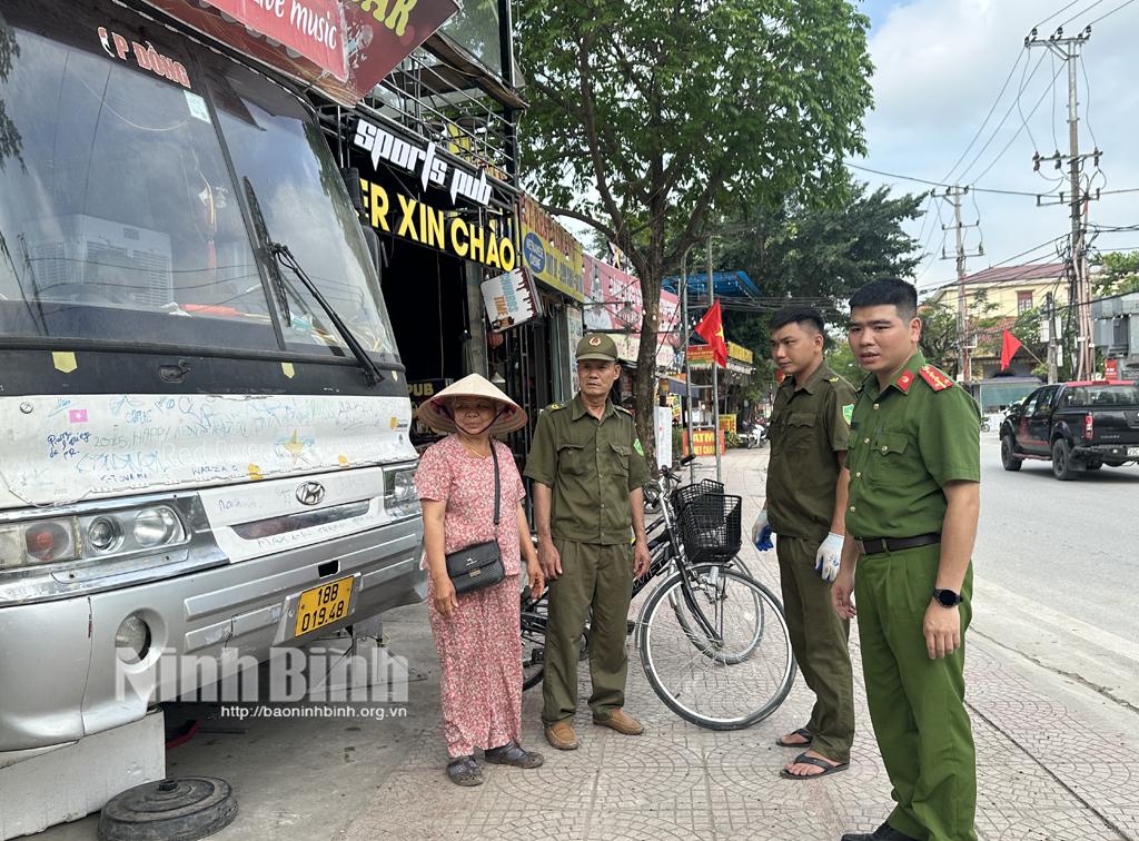 Lực lượng Công an xã tuyên tuyền, nhắc nhở người dân kinh doanh hai bên đường chấp hành nghiêm quy định.