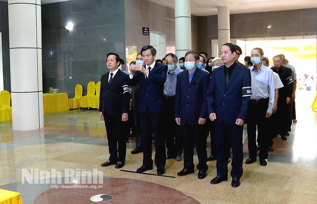 Đoàn đại biểu Tỉnh ủy, HĐND, UBND tỉnh Ninh Bình viếng đồng chí Nguyễn Thanh Túc, nguyên Phó Bí thư Thường trực Tỉnh ủy, nguyên Chủ tịch HĐND tỉnh Ninh Bình.