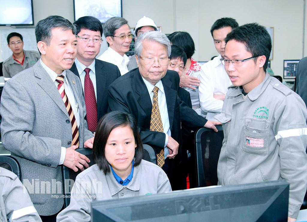Nguyên Chủ tịch nước Trần Đức Lương động viên cán bộ, người lao động Nhà máy Đạm Ninh Bình năm 2013. Ảnh tư liệu: Thế Minh