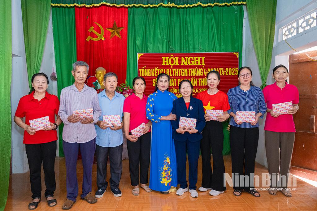 Đại diện CLB tặng quà cho các thành viên sinh nhật tháng 5.