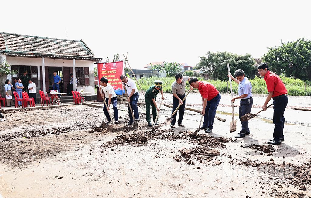 Các đại biểu thực hiện lễ khởi công xây dựng ngôi nhà.