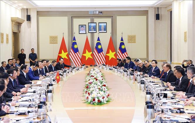 Thủ tướng Phạm Minh Chính hội đàm với Thủ tướng Malaysia Anwar Ibrahim. Ảnh: Dương Giang/TTXVN