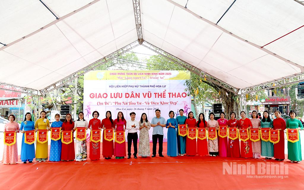 Lãnh đạo Hội LHPN tỉnh tặng cờ lưu niệm cho các đội tuyển.