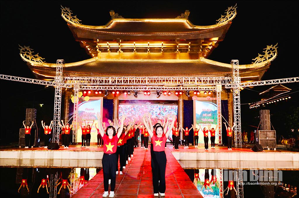 Một tiết mục biểu diễn dân vũ tại chương trình.