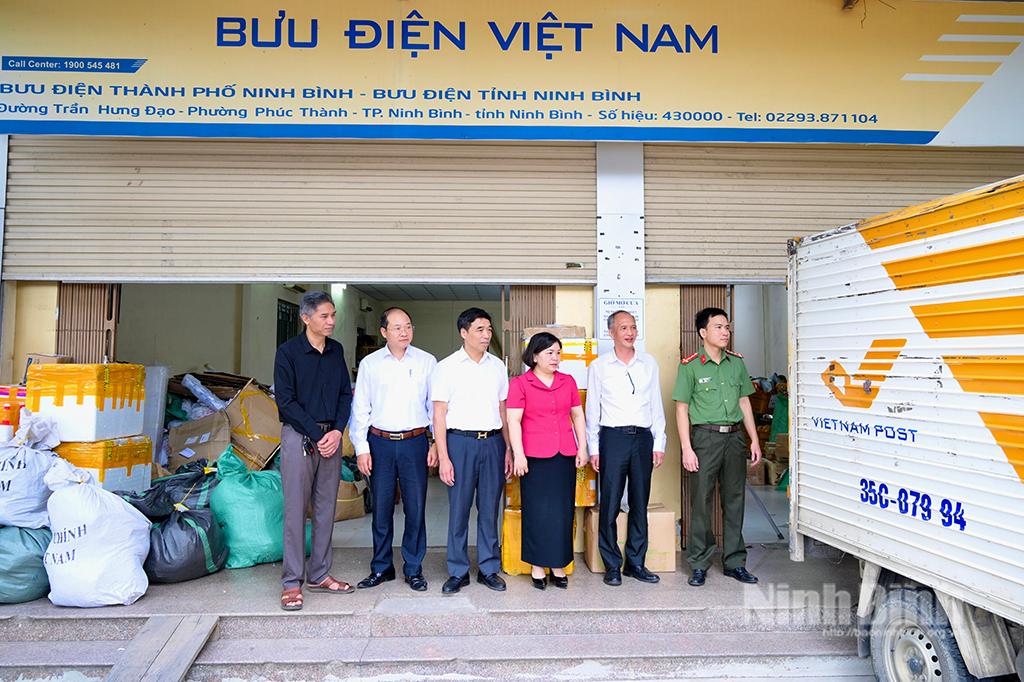 Đoàn kiểm tra tình hình thực tế tại Bưu điện tỉnh.