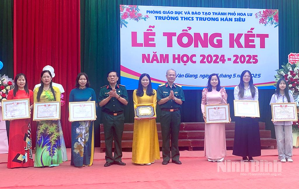 Hội Hỗ trợ gia đình liệt sĩ tỉnh trao khen thưởng cho các tập thể, cá nhân của Trường THCS Trương Hán Siêu.