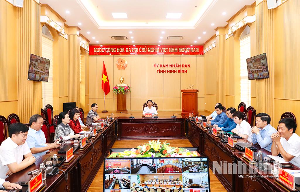 Các đại biểu dự Hội nghị trực tuyến tại điểm cầu Ninh Bình.