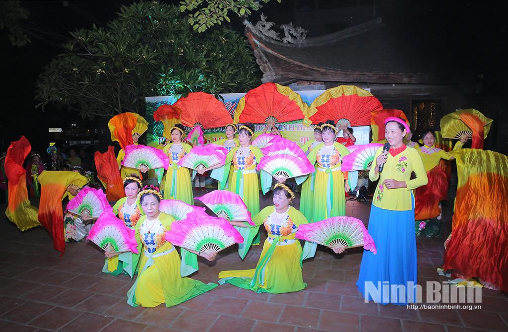 Một tiết mục văn nghệ tại chương trình giao lưu.