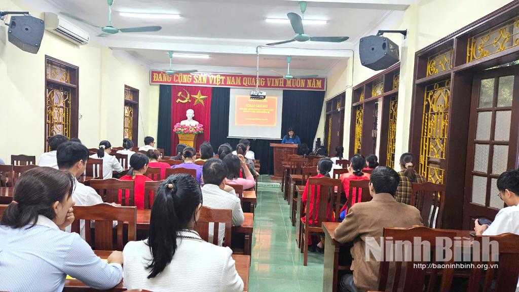 Quang cảnh lớp khai giảng.