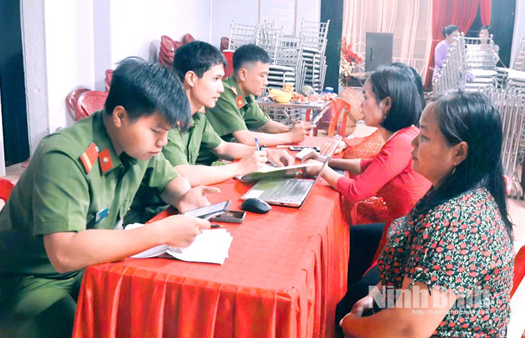 Công an xã Quang Thiện (Kim Sơn) hướng dẫn người dân góp ý kiến về sửa đổi, bổ sung một số điều của Hiến pháp năm 2013 trên ứng dụng VNeID.