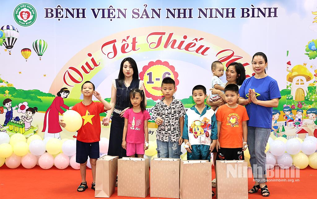 Đại diện các nhà tài trợ trao quà cho các bệnh nhi và đại diện cho các cháu đang điều trị tại Bệnh viện.