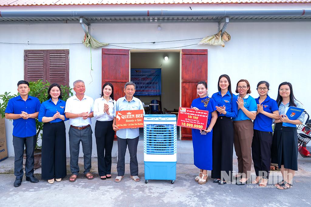 Đại diện các đơn vị trao tặng nguồn lực hỗ trợ xóa nhà tạm, nhà dột nát cho gia đình ông Vũ Viết Cận ở xóm 10, xã Quang Thiện.