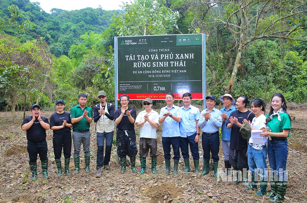 Đồng chí Phó Chủ tịch UBND tỉnh Trần Song Tùng và các đại biểu hưởng ứng chương trình trồng rừng - Forestival 2025.