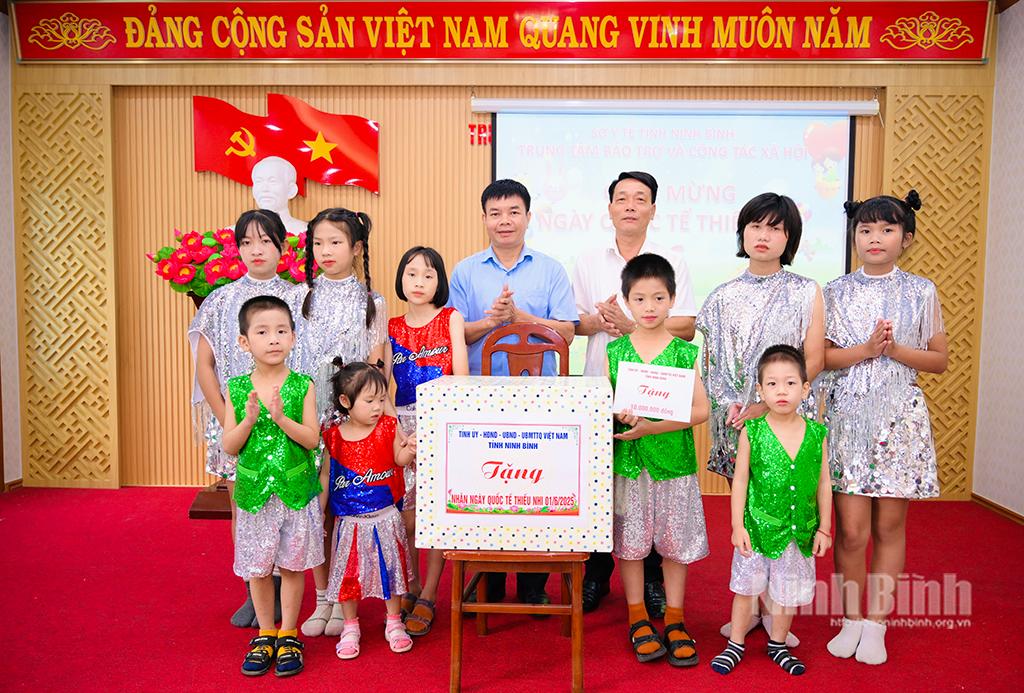 Lãnh đạo Sở Y tế tặng quà cho Trung tâm Bảo trợ và Công tác xã hội tỉnh.