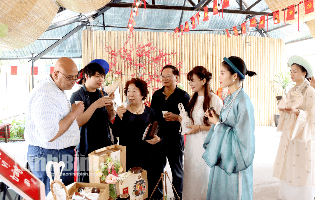 Du khách trong nước và quốc tế tham quan gia trưng bày sản phẩm “Phong vị Tràng An”.