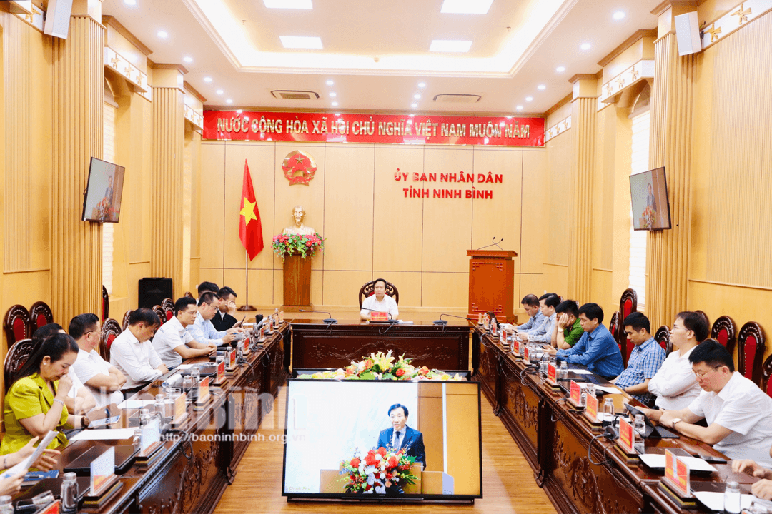 Các đại biểu dự hội nghị tại điểm cầu Ninh Bình.