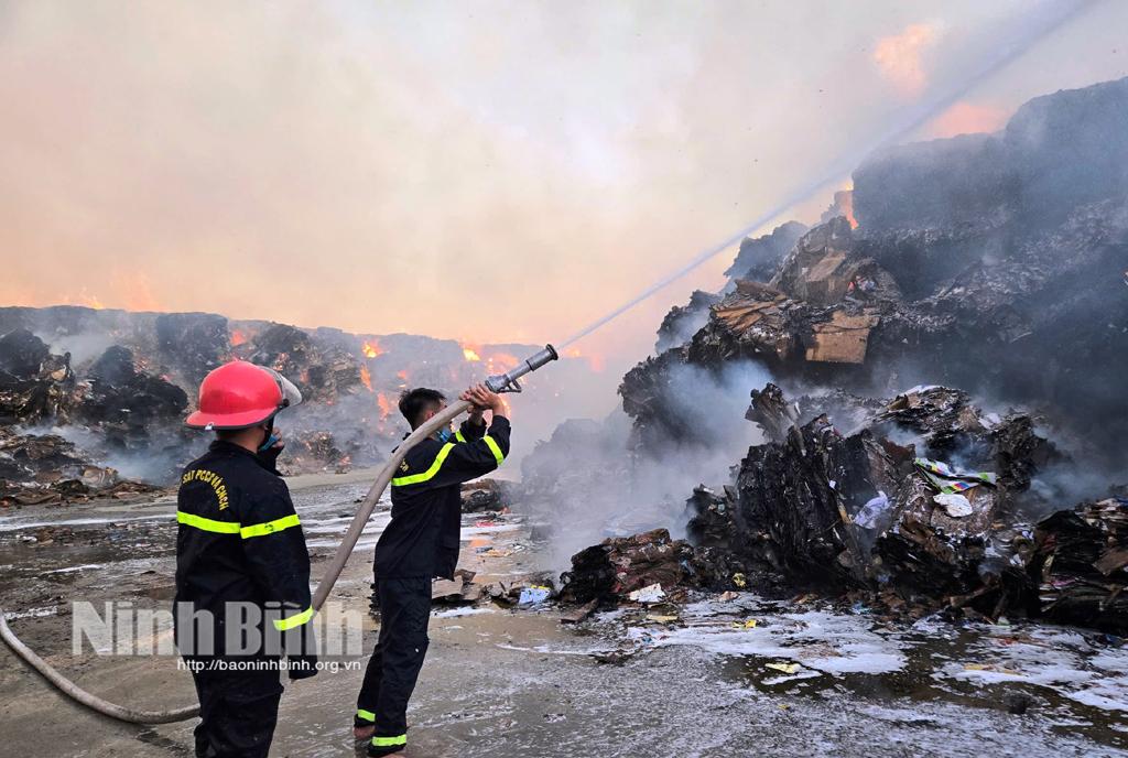 Các lực lượng nỗ lực dập tắt đám cháy tại khu vực chứa phế liệu ngoài trời của Công ty cổ phần Giấy HKB - Hoa Lư (Cụm công nghiệp Văn Phong, huyện Nho Quan).