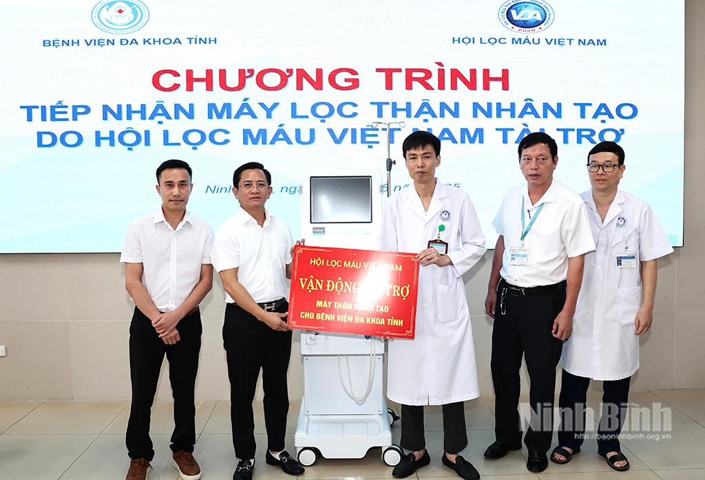 Đại diện Hội Lọc máu Việt Nam, Công ty cổ phần Thương mại và Dược phẩm Tân Thành trao tặng máy chạy thận nhân tạo mới cho Bệnh viện Đa khoa tỉnh.