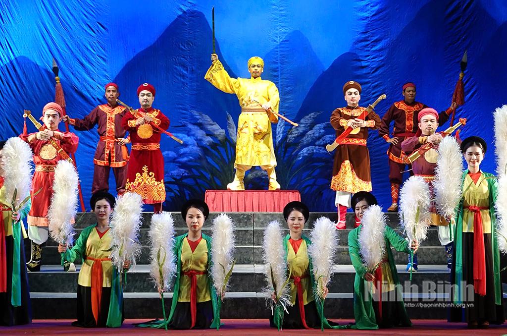 Các nghệ sỹ Nhà hát Chèo Ninh Bình trong vở chèo "Chuyện ngoài chính sử-Làm Vua"-tác phẩm đoạt HCB tại Liên hoan Chèo toàn quốc năm 2022. Ảnh Minh Quang
