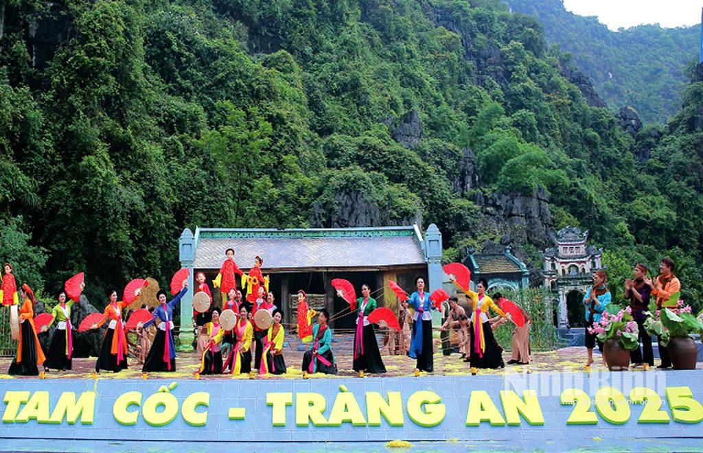 Chương trình nghệ thuật khai mạc Tuần Du lịch Ninh Bình 2025. Ảnh: Anh Tuấn