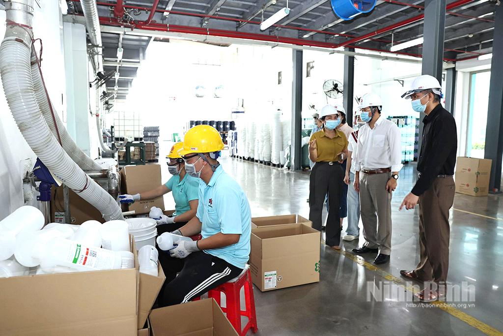 Đoàn kiểm tra công tác đảm bảo an toàn, vệ sinh lao động tại Công ty TNHH Nanpao Advanced Materials Việt Nam.