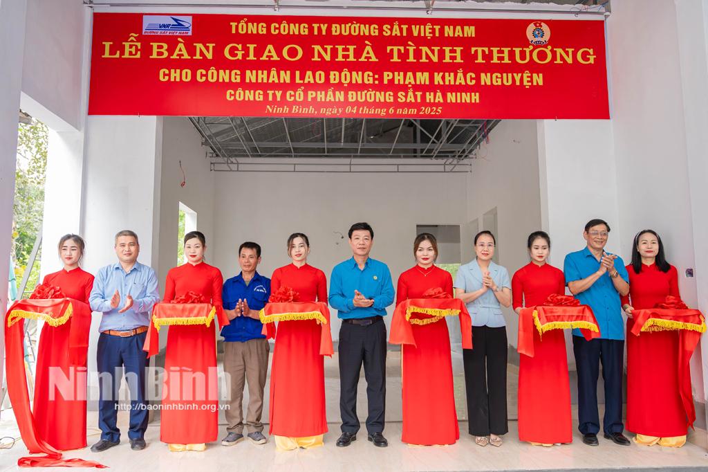 Các đại biểu cắt băng khánh thành và bàn giao nhà tình thương cho gia đình anh Phạm Khắc Nguyện trú tại tổ 33, phường Nam Sơn, thành phố Tam Điệp.