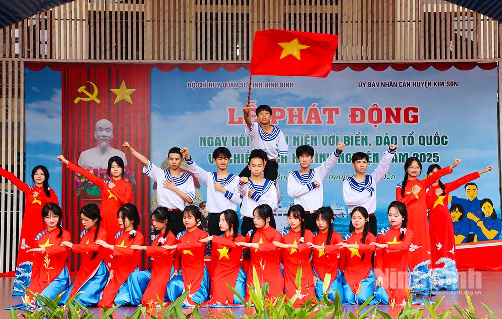 Chương trình văn nghệ tại Lễ phát động Ngày hội Thanh niên với biển đảo Tổ quốc và Chiến dịch tình nguyện hè năm 2025.