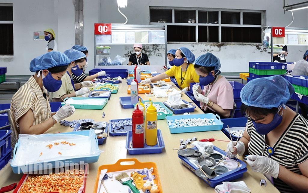 Công ty TNHH Dream Plastic Ninh Bình, Cụm công nghiệp Khánh Thượng (Yên Mô) đảm bảo việc làm, thu nhập ổn định cho người lao động. Ảnh: Minh Quang