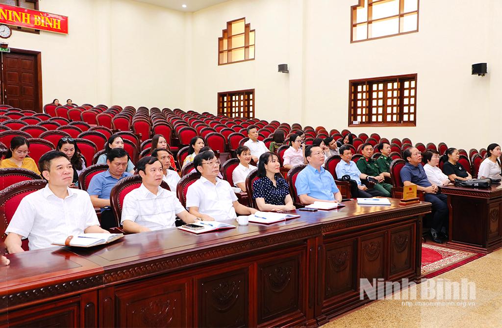 Các đại biểu dự Hội nghị trực tuyến tại điểm cầu Ninh Bình.