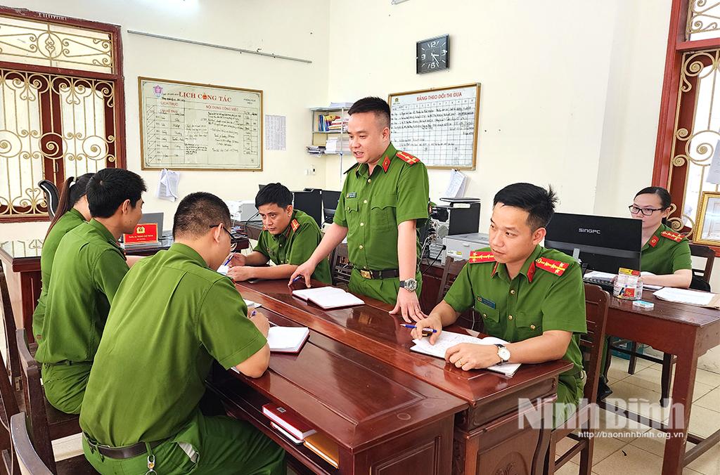 Cán bộ, chiến sĩ Phòng Cảnh sát điều tra tội phạm về ma túy tổ chức họp, bàn, đưa ra các giải pháp đấu tranh với tội phạm ma túy.