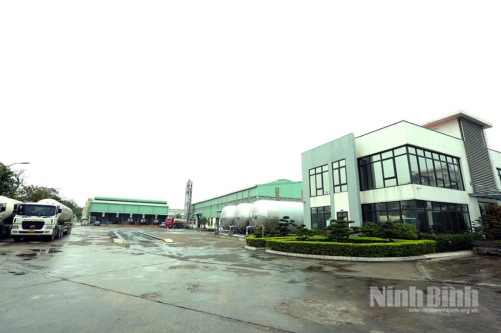 Quang cảnh Nhà máy sản xuất CO2 lỏng tinh khiết (Khu công nghiệp Khánh Phú, huyện Yên Khánh). Ảnh: Anh Tuấn