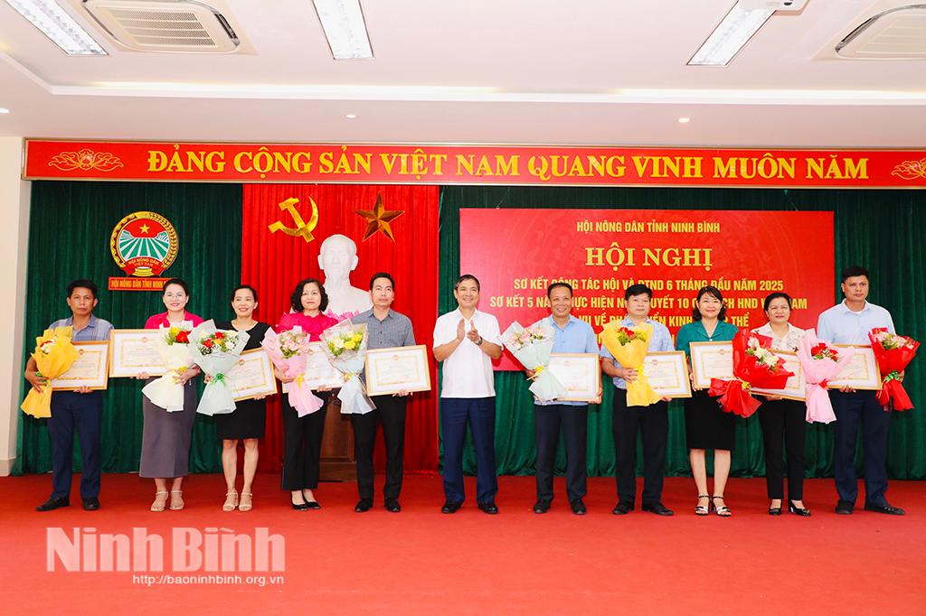 Lãnh đạo Hội Nông dân tỉnh khen thưởng các tập thể có thành tích xuất sắc trong thực hiện Nghị quyết số 10 của Trung ương Hội Nông dân Việt Nam.