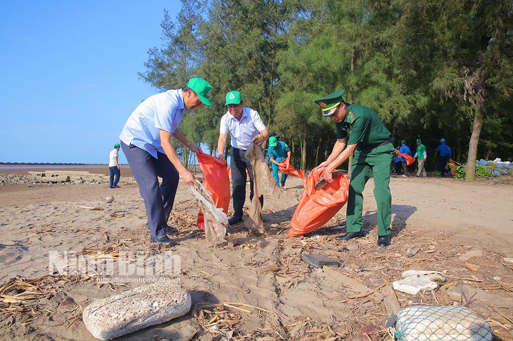 Các đại biểu và đông đảo quần chúng nhân dân tham gia thu gom rác thải tại bãi biển Cồn Nổi.