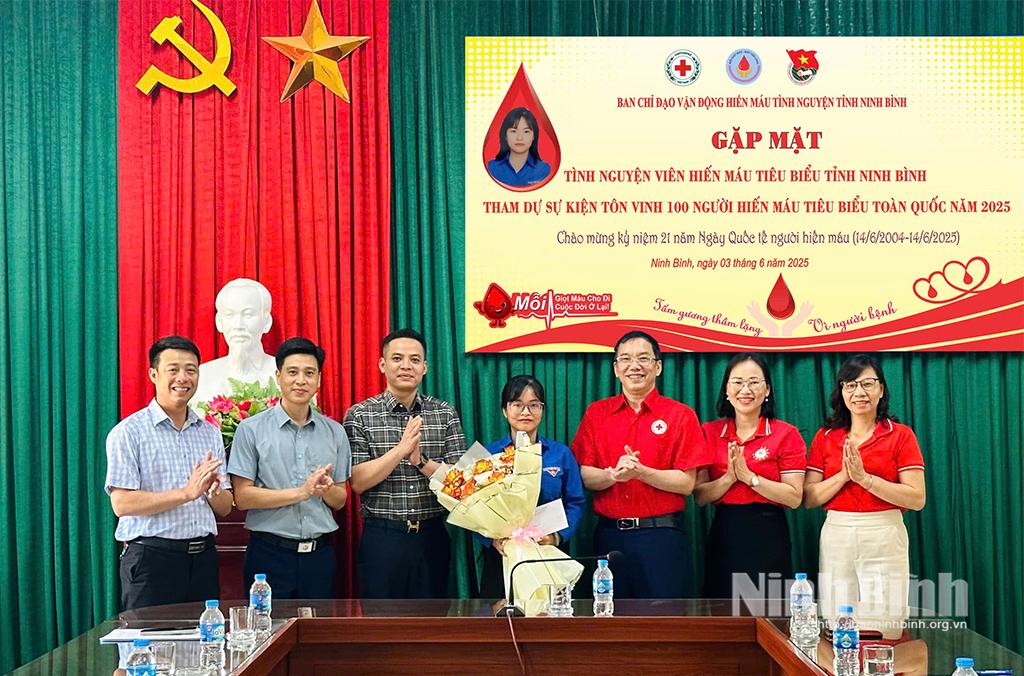 Chị Hương Giang được biểu dương, khen thưởng vì những nghĩa cử cao đẹp.