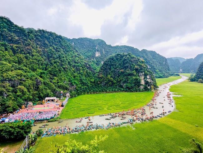 Tuần Du lịch Ninh Bình năm 2025 thu hút hàng nghìn du khách tham quan, trải nghiệm. Ảnh: CTV