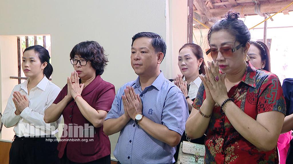 Đồng chí Bùi Ngọc Quang, Tổng Biên tập Báo và Đài Phát thanh-Truyền hình Ninh Bình, Chủ tịch Hội Nhà báo tỉnh thắp hương tri ân nhà báo - liệt sỹ Phạm Thị Ngọc Huệ.