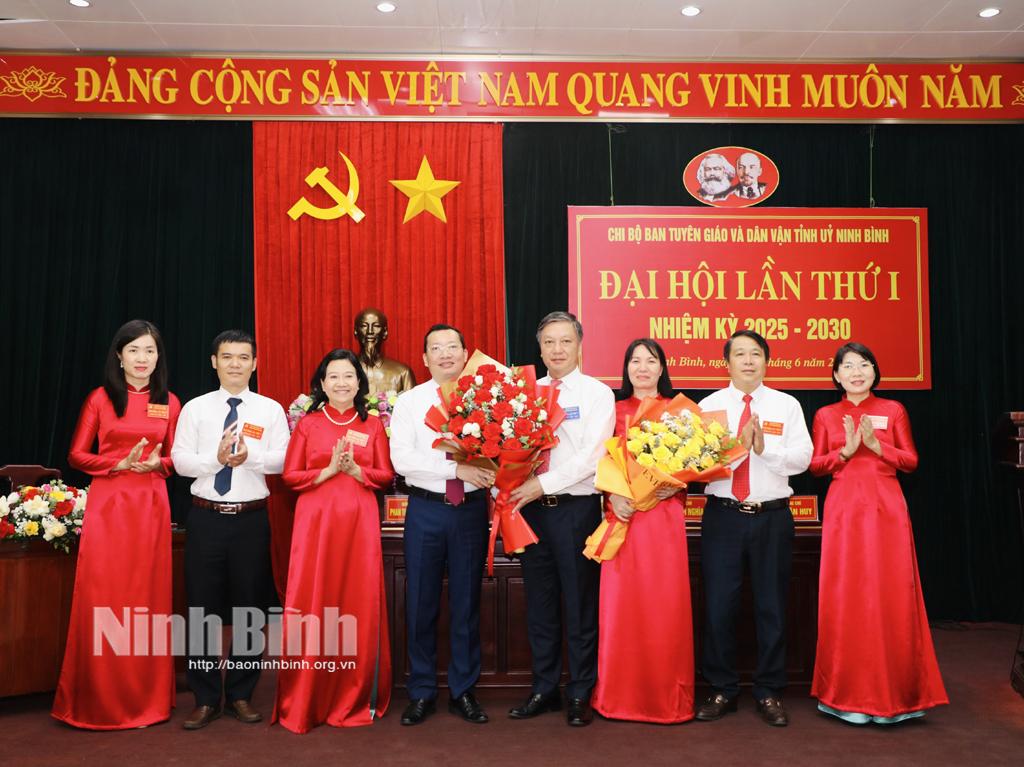 Đồng chí Chủ nhiệm UBKT Tỉnh ủy, Trưởng Đoàn ĐBQH tỉnh, Phó Bí thư Thường trực Đảng ủy các cơ quan Đảng tỉnh Đinh Việt Dũng; đồng chí Trưởng Ban Tuyên giáo và Dân vận Tỉnh ủy Bùi Mai Hoa tặng hoa chúc mừng các đồng chí được chỉ định tham gia Ban Chấp hành Chi bộ nhiệm kỳ 2025 - 2030.