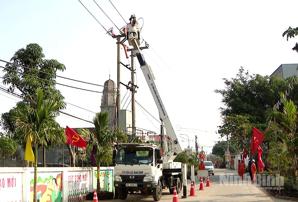 Cán bộ ngành Điện thi công các công trình điện được đầu tư trên địa bàn huyện Yên Khánh.