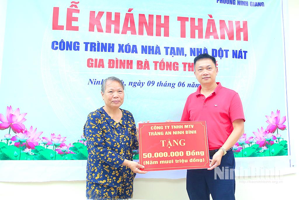 Đại diện Công ty TNHH MTV Tràng An Ninh Bình trao biển tượng trưng số tiền cho gia đình bà Tống Thị Quế (phường Ninh Giang).