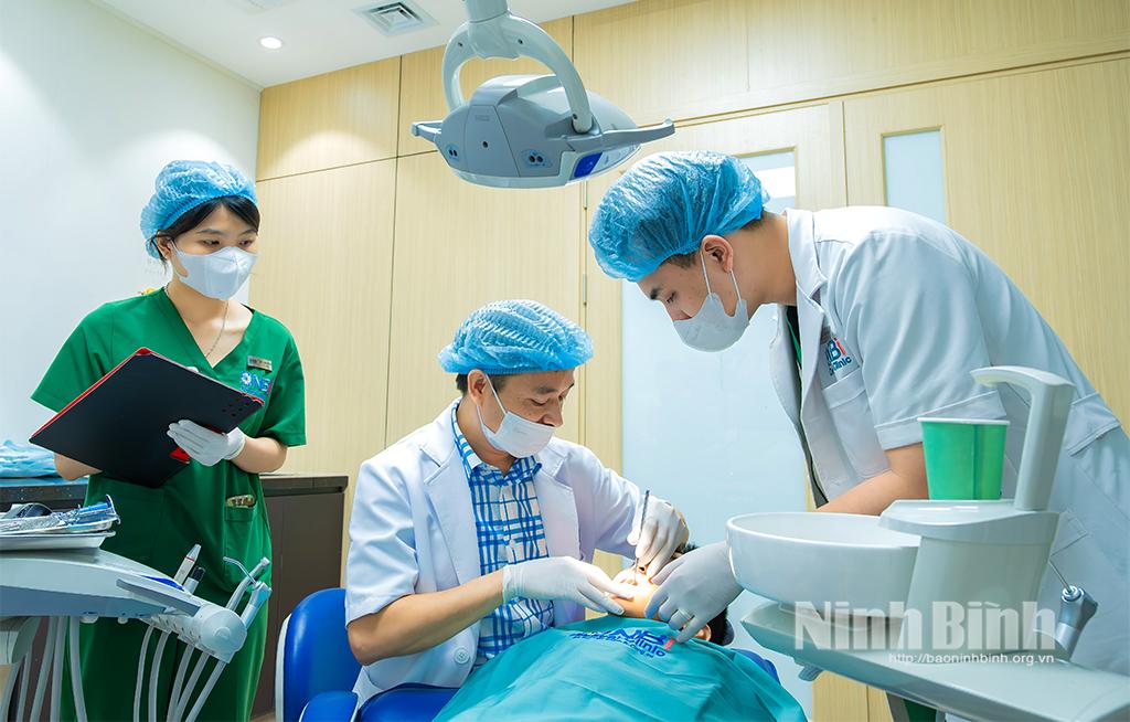 Các y, bác sĩ khám, chữa bệnh răng miệng cho các em có hoàn cảnh khó khăn trên địa bàn thành phố Hoa Lư.