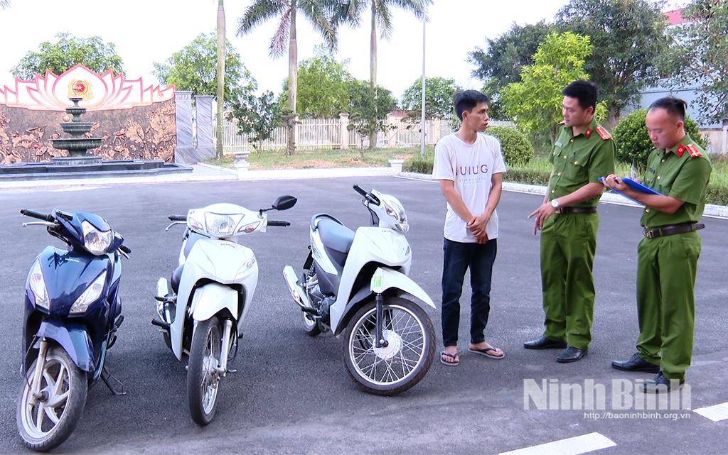 Đối tượng Bùi Ngọc Thao cùng tang vật.