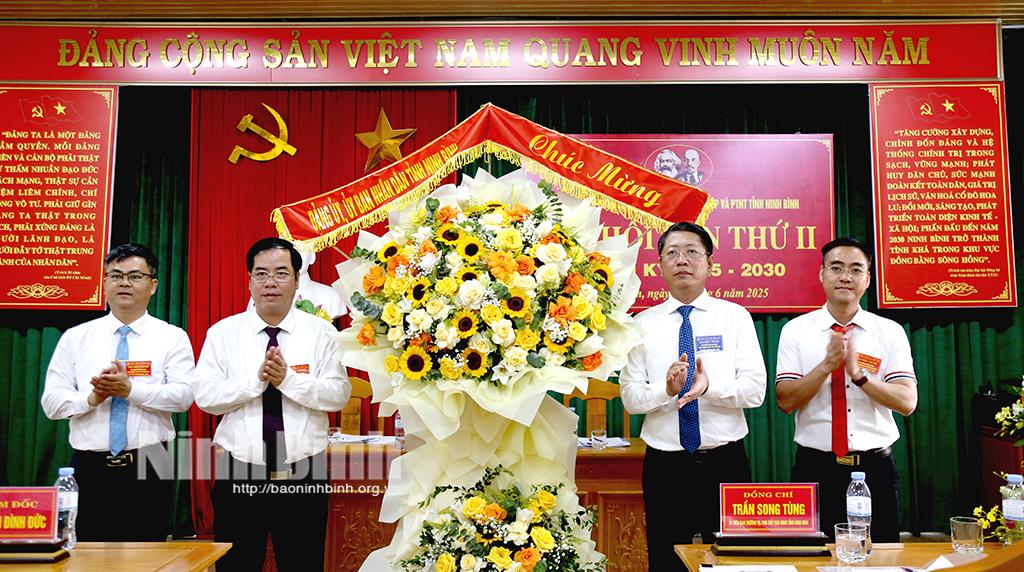 Đồng chí Trần Song Tùng, Ủy viên Ban Thường vụ Tỉnh ủy, Phó Bí thư Thường trực Đảng ủy UBND tỉnh, Phó Chủ tịch Thường trực UBND tỉnh tặng hoa chúc mừng Đại hội.